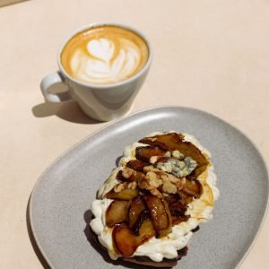 cafe con leche y tostada